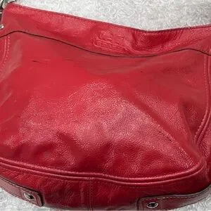 RARE COACH Zoe 赤のエナメルレザーショルダーバッグ 12735 Coach | Bags | Coach Zoe Red Patent Leather Purse 2735